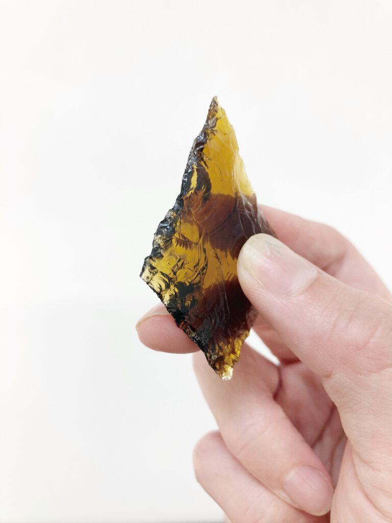 親子でキラキラ黒曜石の石器作り。