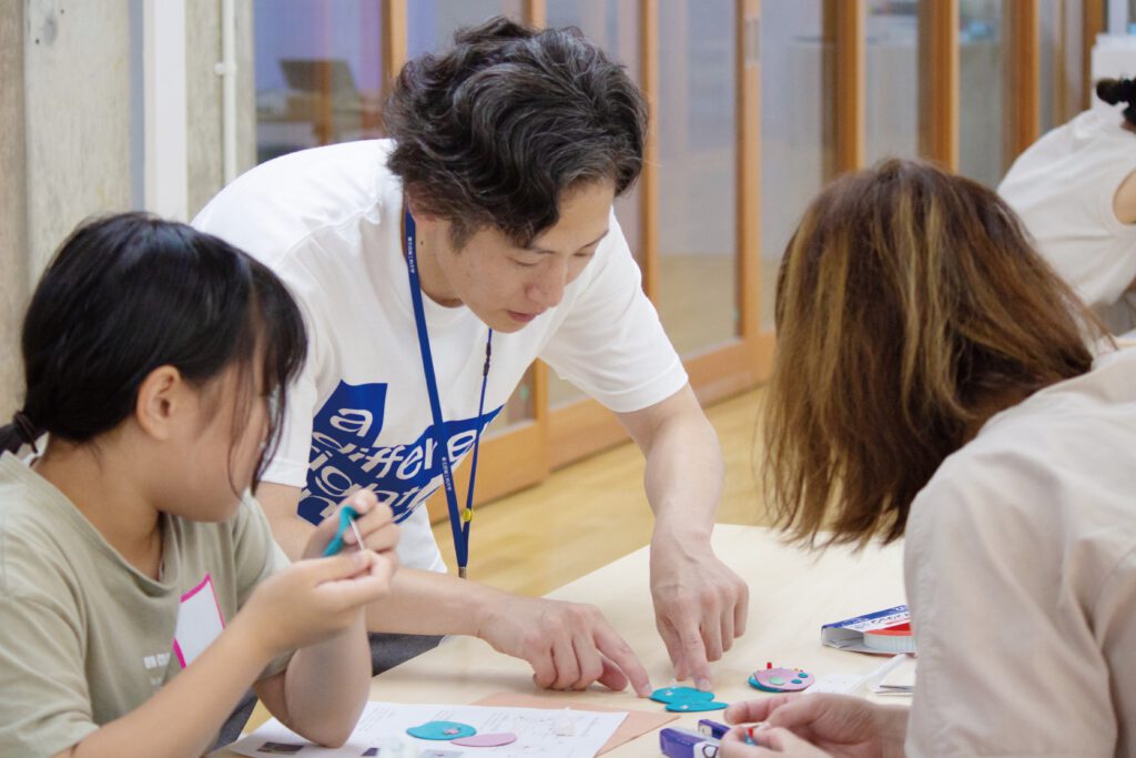 親子でピカピカ電子工作デビュー！LEDブローチ＆手のひら照明作り。