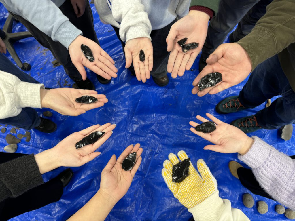親子でキラキラ黒曜石の石器作り。